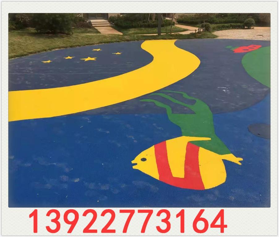 小区EPDM现浇颗粒地垫现场施工