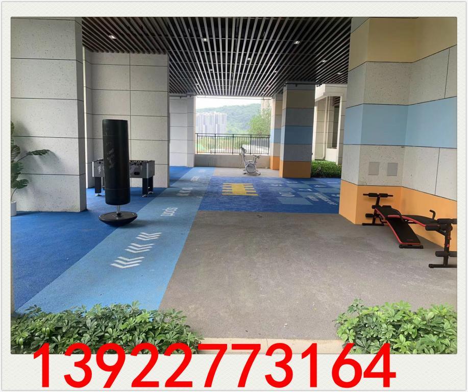 小区架空层EPDM现浇地垫现场图