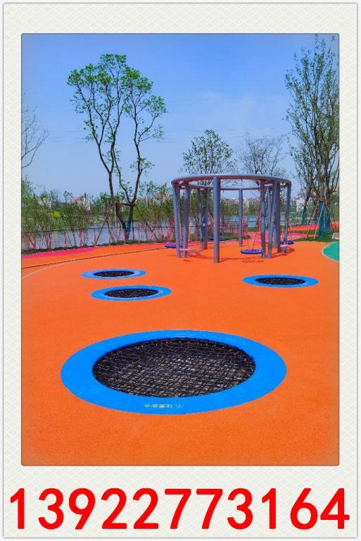 幼儿园地面地垫施工地胶epdm颗粒修补材料跑道配置埋地蹦床