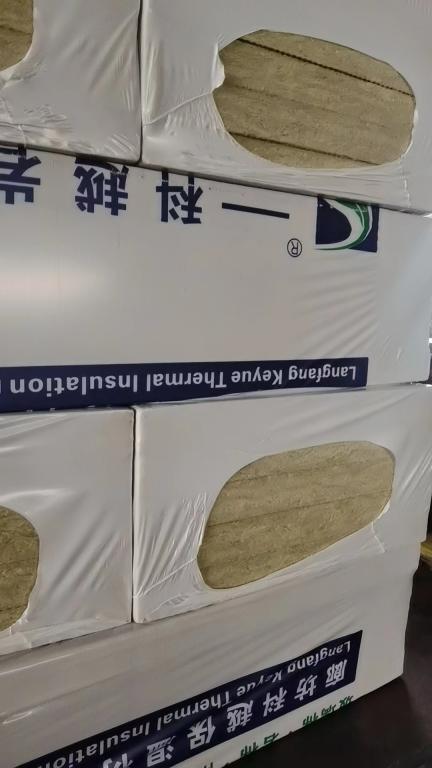 岩棉板不易腐蚀质地较轻