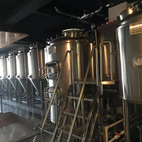 精釀啤酒糖化 酒館3噸精釀啤酒設(shè)備廠家直銷釀酒機(jī)器