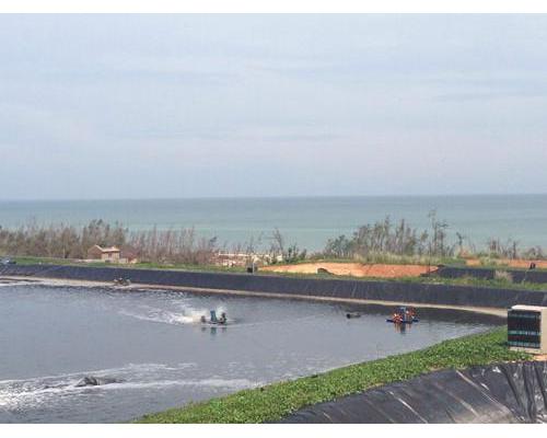 海水养虾池铺设0.35mm厚的HDPE防渗土工膜