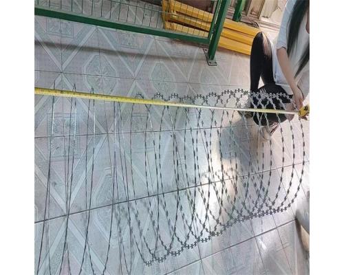 边境防护网浸塑刺绳网防护螺旋刺丝滚笼