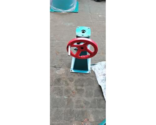 側搖螺桿啟閉機